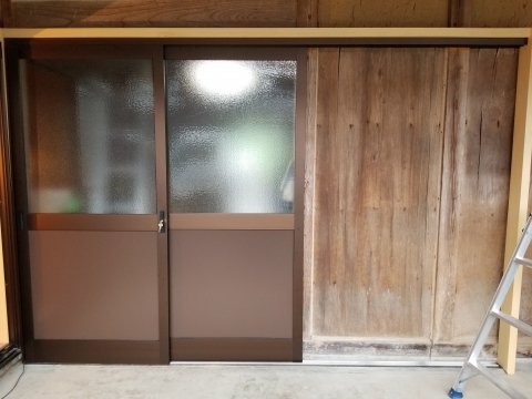 当社得意の‼　納屋の木製引き戸をアルミ建具引き戸へ交換工事